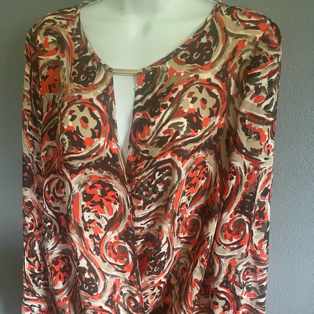 Michael Kors top log sleeve. V neck top. Stylish